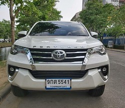 เราบริการด้วยรถ SUV รถครอบครัวนั่ง 7 ท่านสบาย Toyota Fortuner คันใหม่คันใหญ่